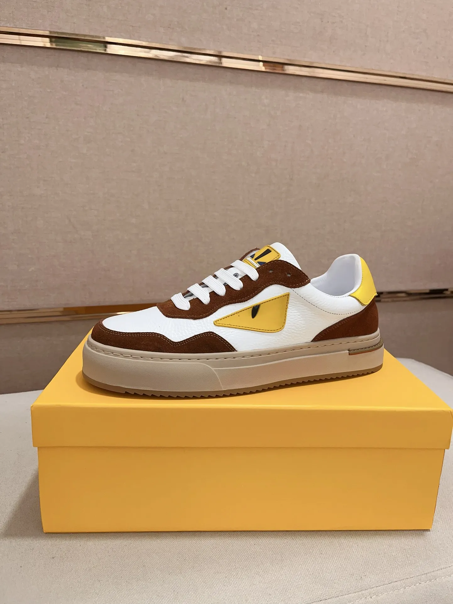 Men's shoes💰: 400💰[Fendi] Fendi's latest casual shoes for men! Available at counters simultaneously! A one-to-one replica of the original. All imported official website one-to-one cowhide fabric. The interior is made of top-grade sheepskin, and the original factory-supplied rubber outsole is used. Leading new fashion concepts. Matching code: 38-44. (can be customized for 45 non-refundable)